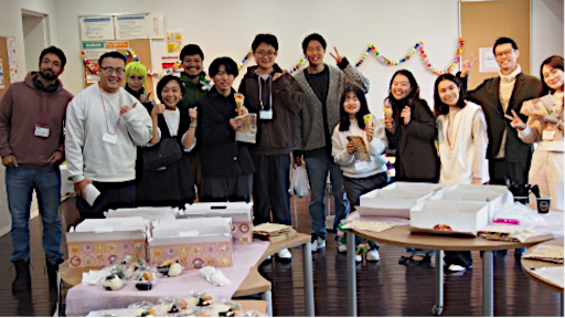 恒例の国際交流パーティ（運営スタッフの集合写真）